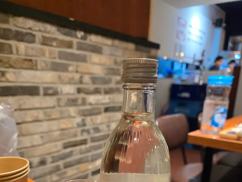 테이블 위에 놓인 소주병