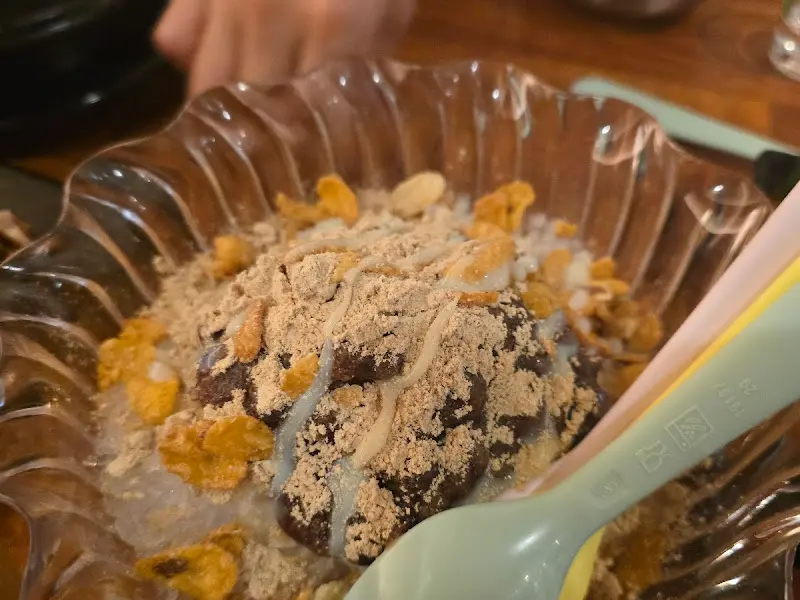 팥, 떡, 콩가루가 듬뿍 올려진 팥빙수