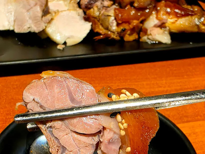 젓가락으로 족발을 집어 올리는 클로즈업 샷