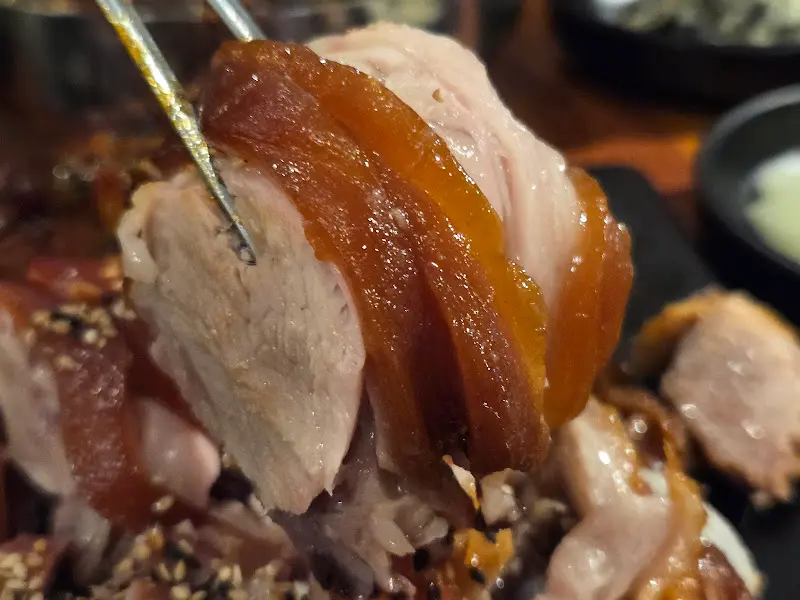 족발 한 점을 젓가락으로 들어올린 모습