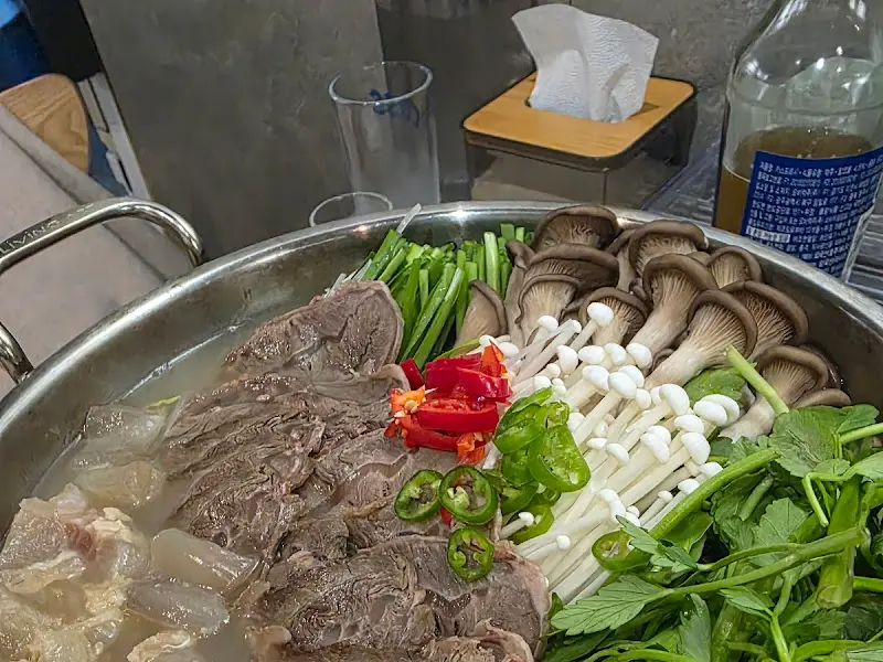 전골 냄비 안의 푸짐한 내용물