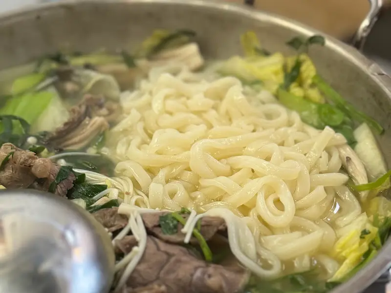 칼국수 사리를 넣은 전골