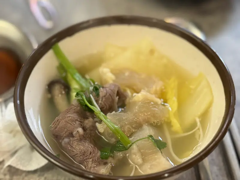 개인 접시에 담긴 아롱사태 수육 전골