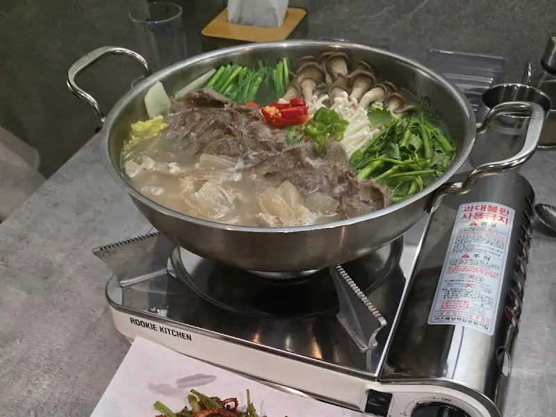 전골이 끓고 있는 모습