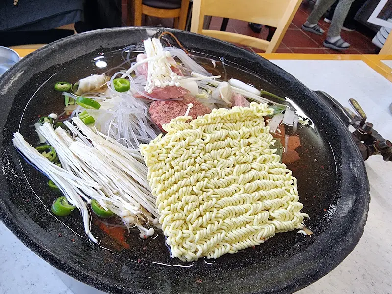 푸짐한 부대찌개의 모습