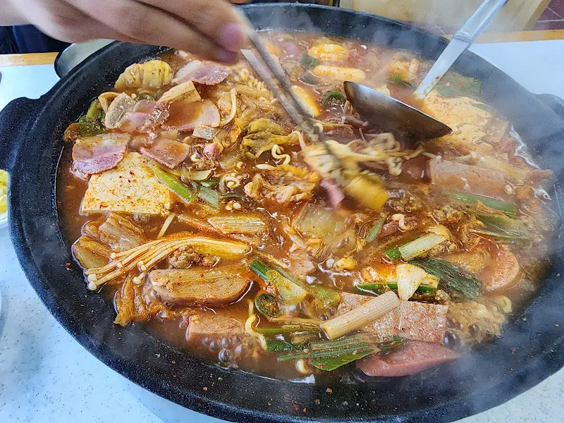 라면 사리를 넣어 더욱 푸짐해진 부대찌개