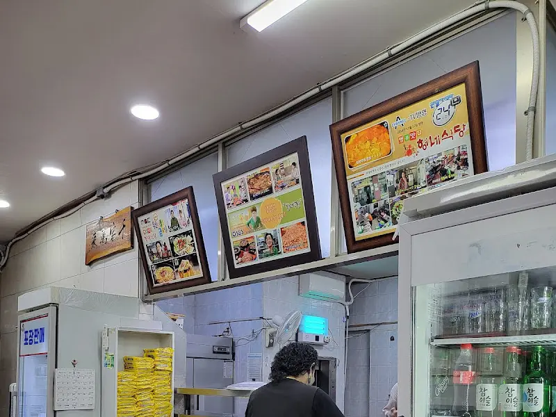 벽에 걸린 메뉴 사진들