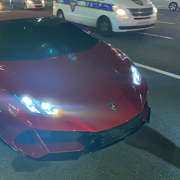 붉은색 스포츠카의 앞모습이 강렬한 인상을 준다.