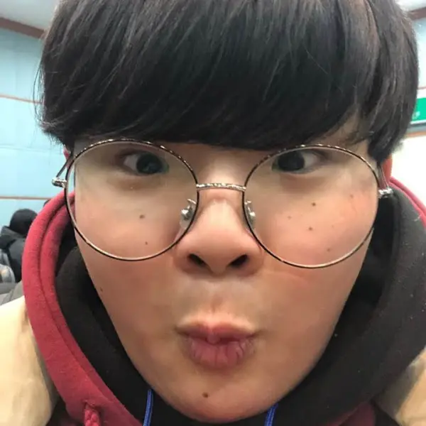 안경을 쓴 남성의 셀카 사진