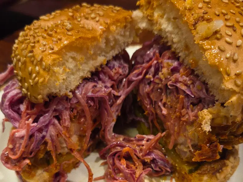 반으로 가른 내슈빌 치킨 버거