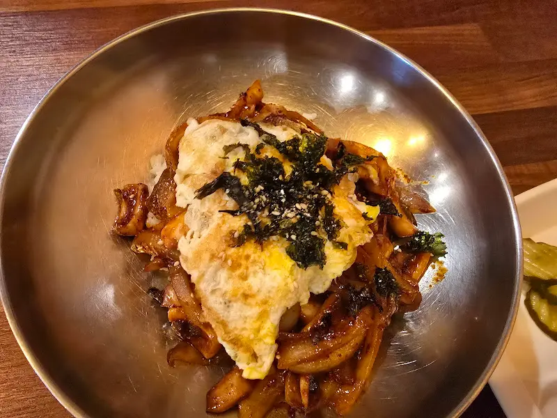 매콤한 오징어덮밥의 모습