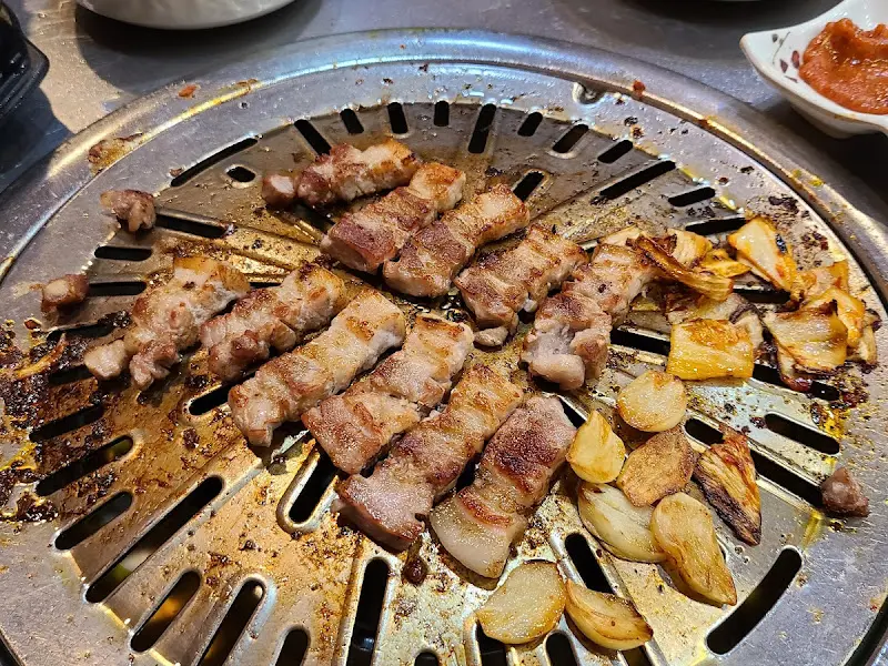 노릇하게 구워진 삼겹살