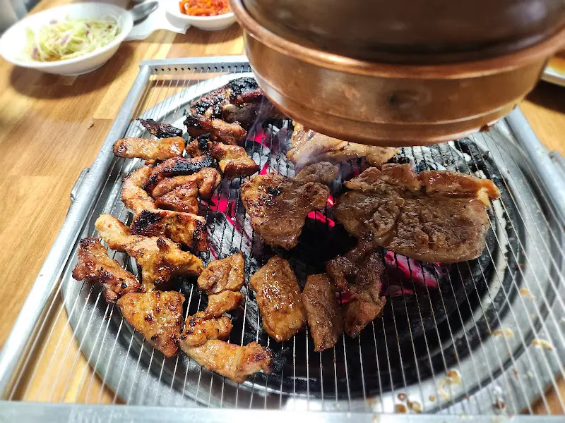 숯불 위에서 익어가는 돼지갈비