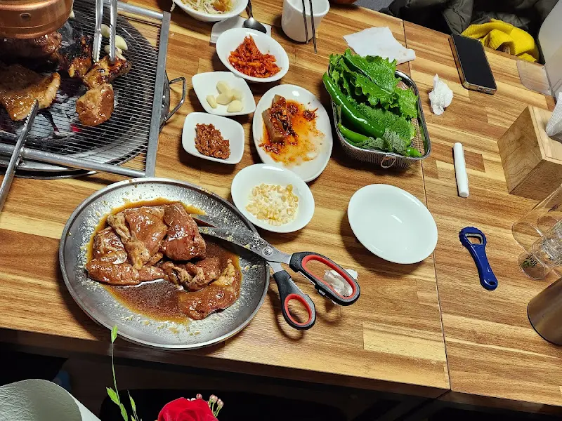 돼지갈비와 푸짐한 상차림