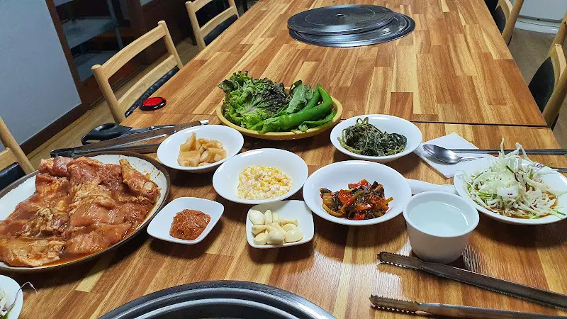 테이블 가득 차려진 밑반찬