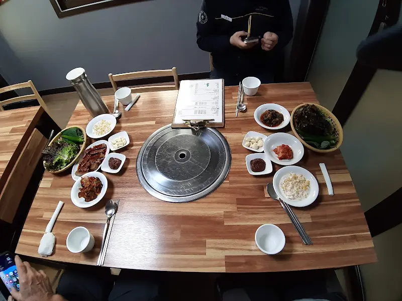 정갈하게 놓인 식기류와 밑반찬