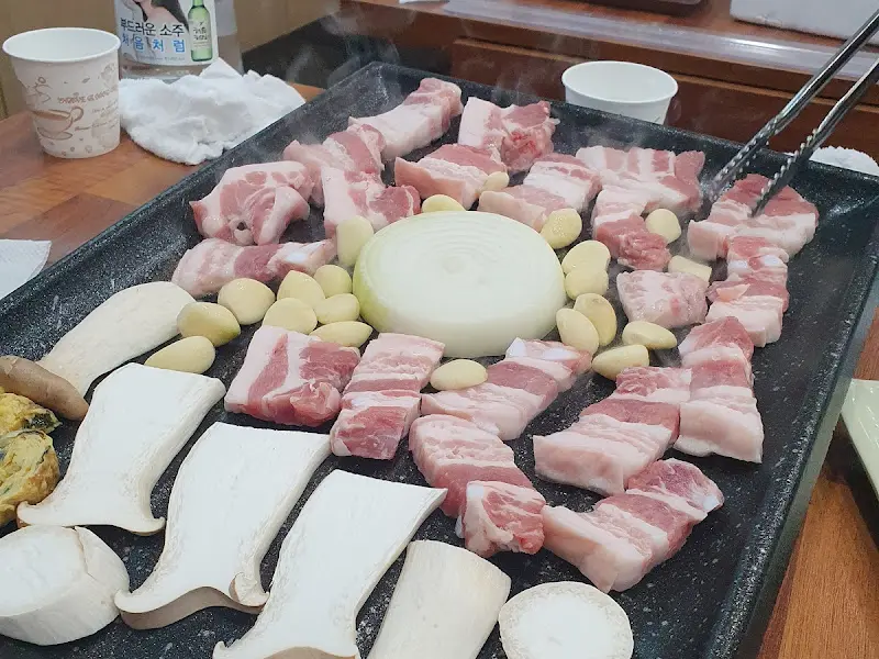 불판 위에 올려진 삼겹살