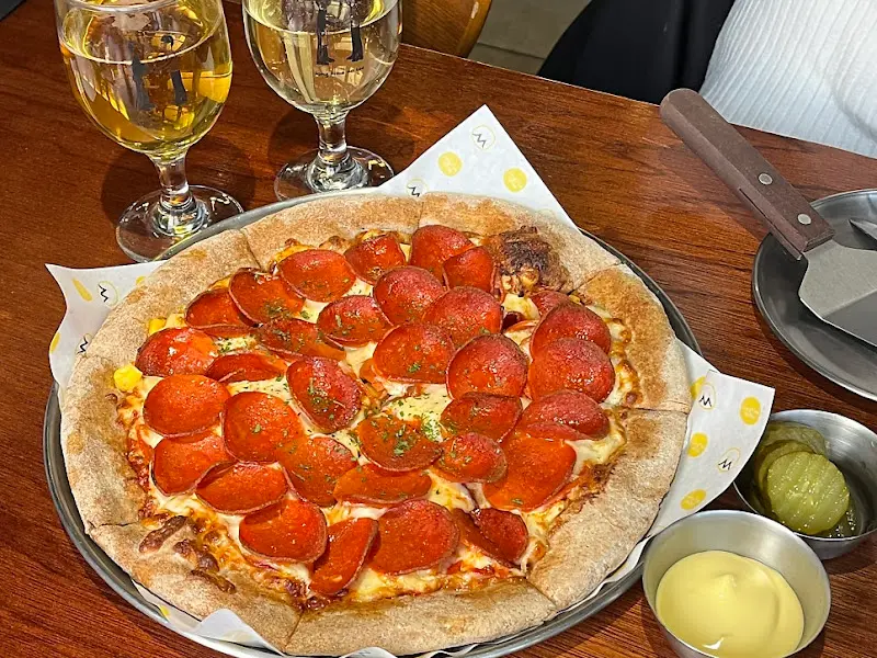 페퍼로니 피자의 강렬한 비주얼