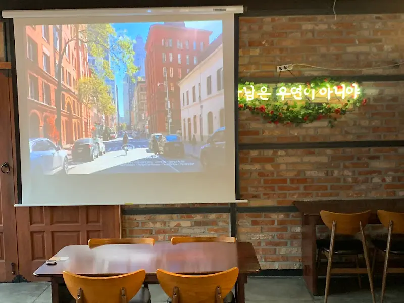 빔프로젝터가 분위기를 더하는 공간