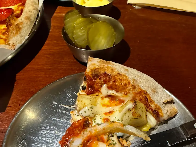 피자와 함께 제공되는 맛있는 피클