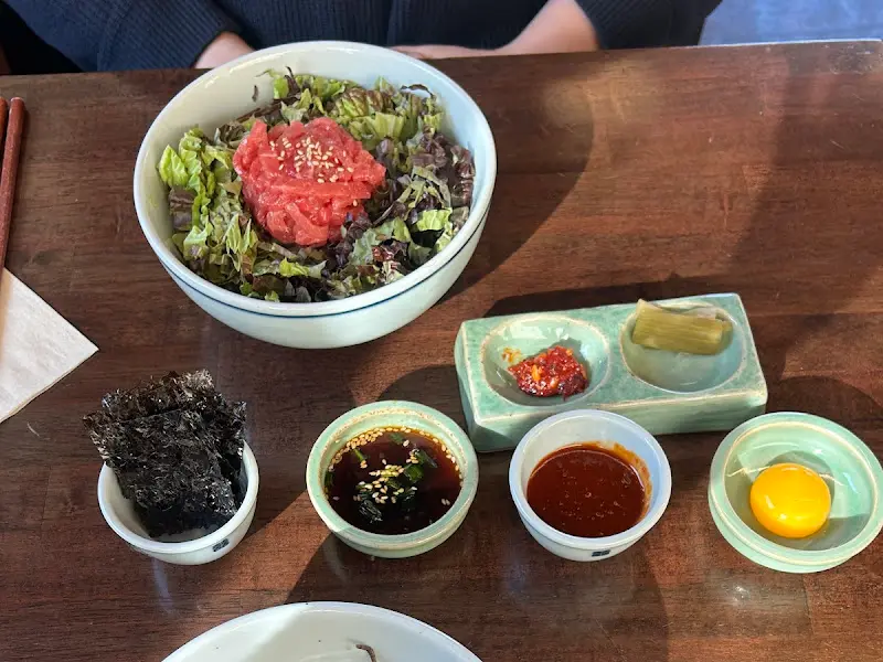 향긋한 육회비빔밥 한상차림