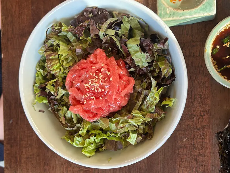 싱싱한 육회가 듬뿍 올려진 육회비빔밥