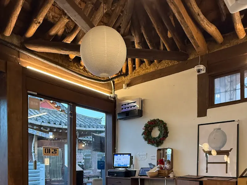 한옥 천장의 은은한 조명