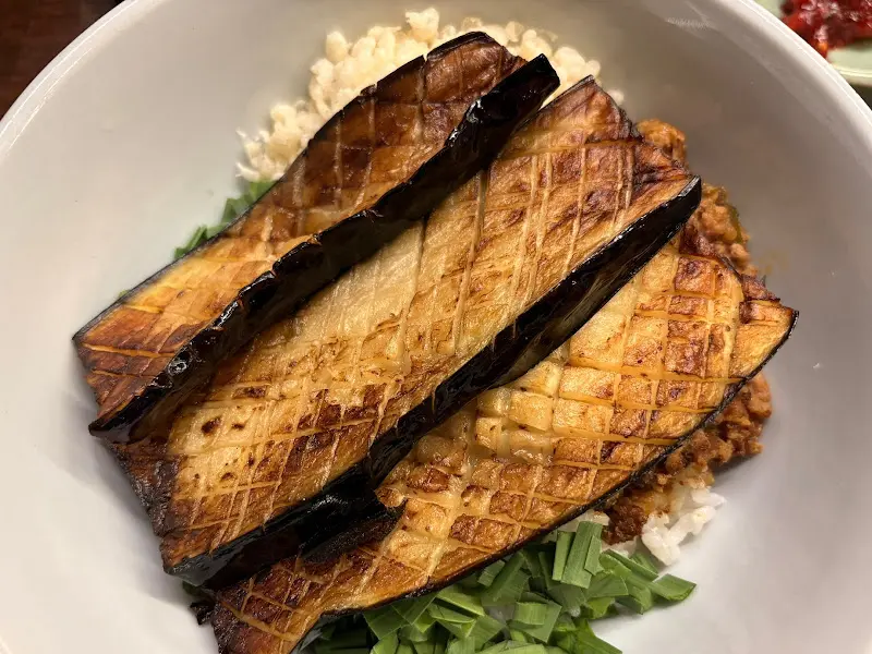 가지런히 놓인 구운 가지