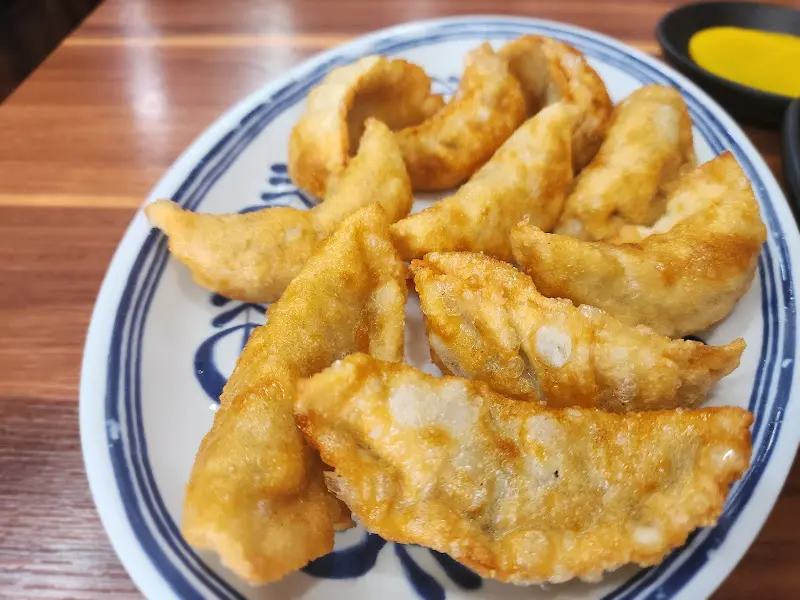 윤기가 자르르 흐르는 군만두