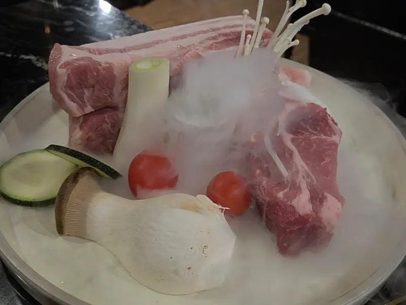 고기가 담긴 접시 클로즈업 사진