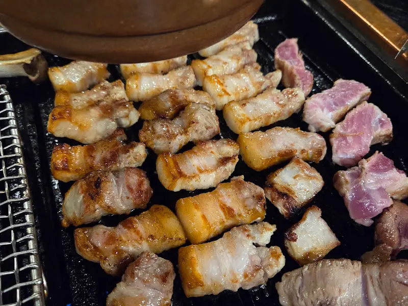 구워진 고기 클로즈업 사진