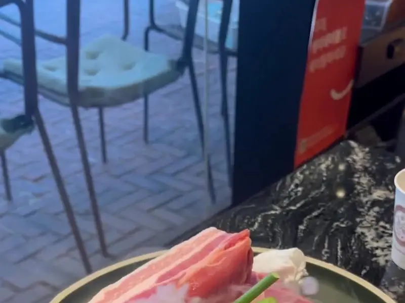 고기가 담긴 접시 클로즈업 사진