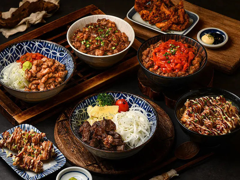 다양한 덮밥 메뉴들이 담긴 사진