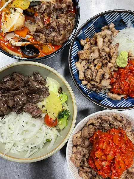 다양한 메뉴가 함께 놓여있는 모습