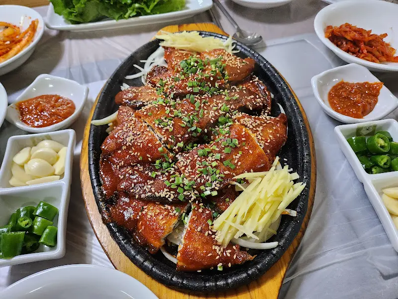 다채로운 밑반찬과 메기구이 한 상 차림