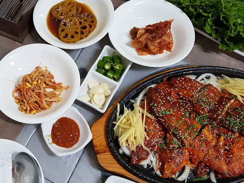 메기구이와 곁들임 반찬