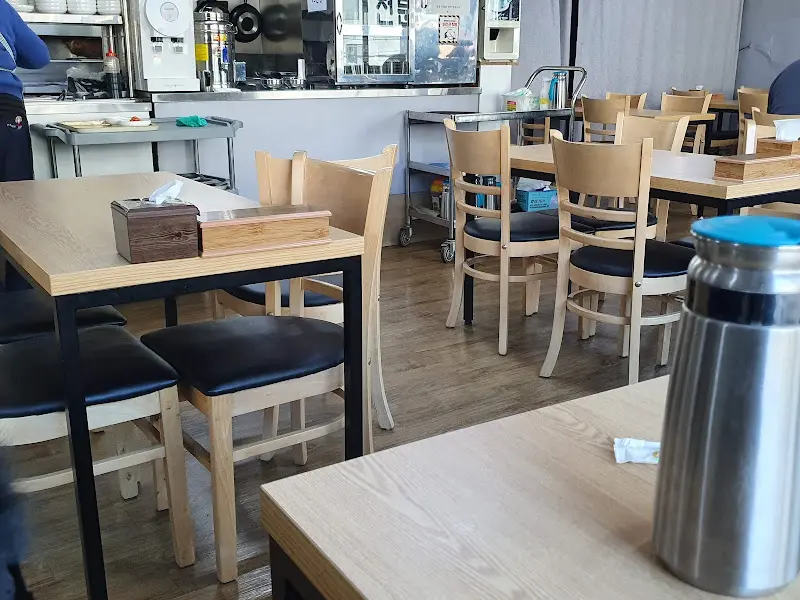 정갈하게 놓인 테이블과 의자