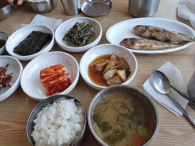 푸짐하게 차려진 굴비 정식 한 상