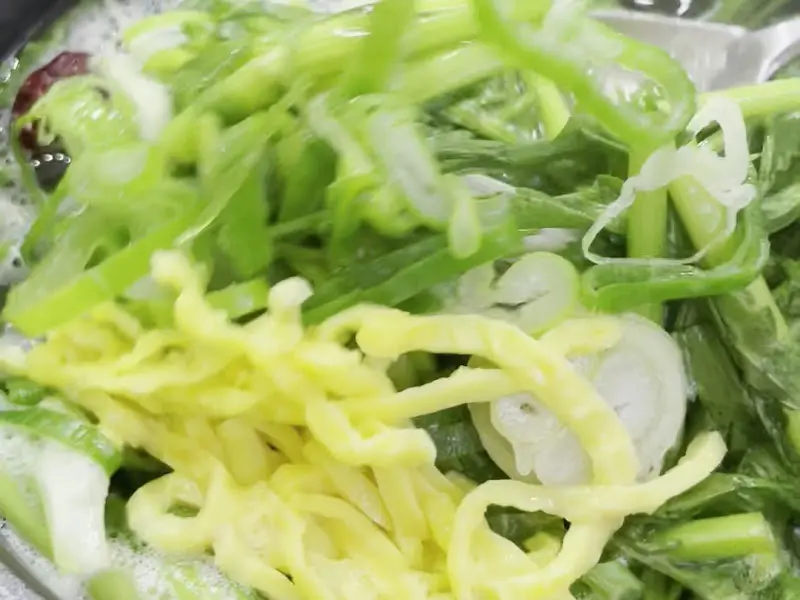 곰탕에 올려진 고명