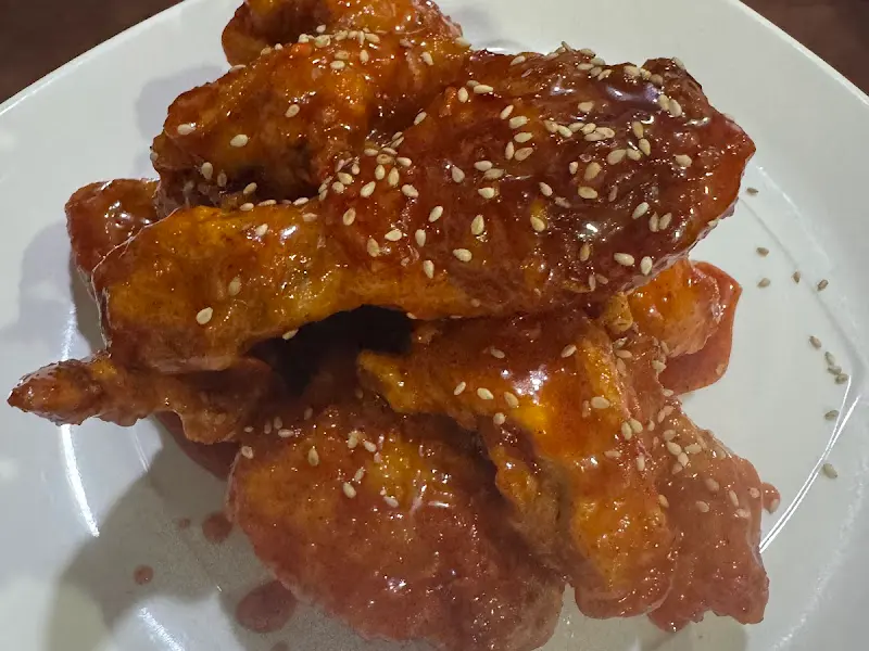 윤기가 흐르는 양념 치킨