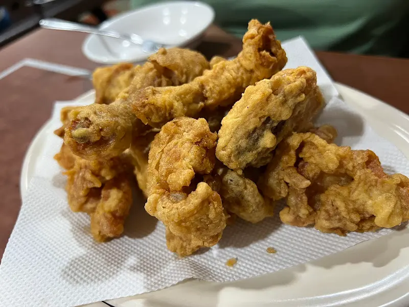 접시에 담긴 후라이드 치킨 조각들