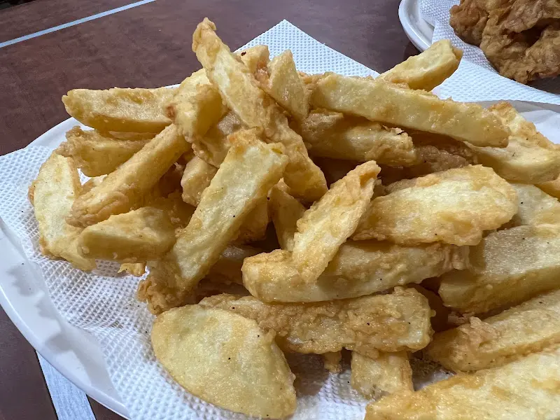 큼지막하게 썰린 감자 튀김