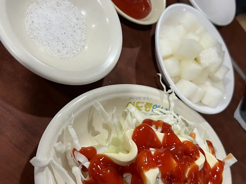 치킨과 함께 나오는 소스와 양배추 샐러드