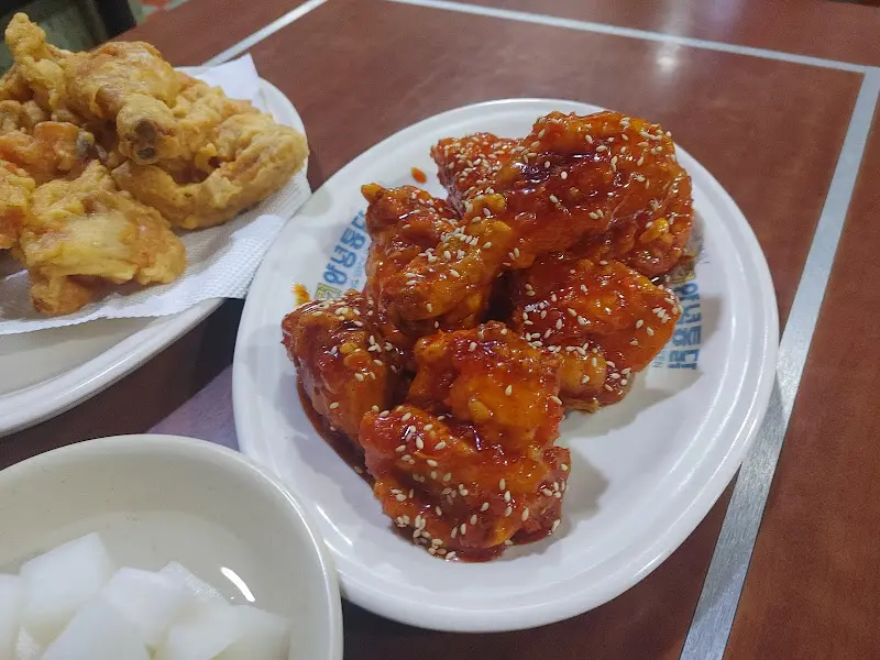 후라이드 치킨과 양념 치킨