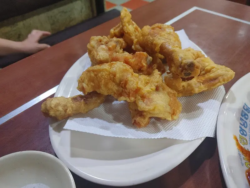 치킨을 뜯는 모습