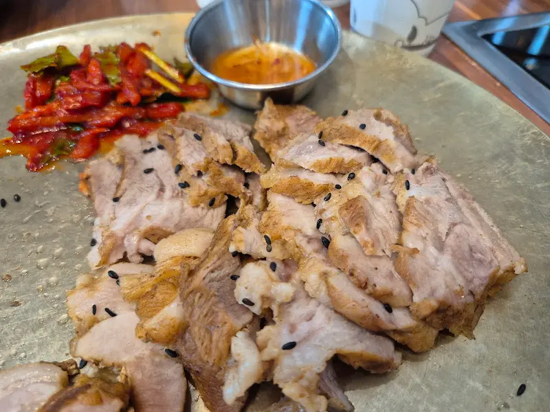 윤기 자르르 흐르는 수육