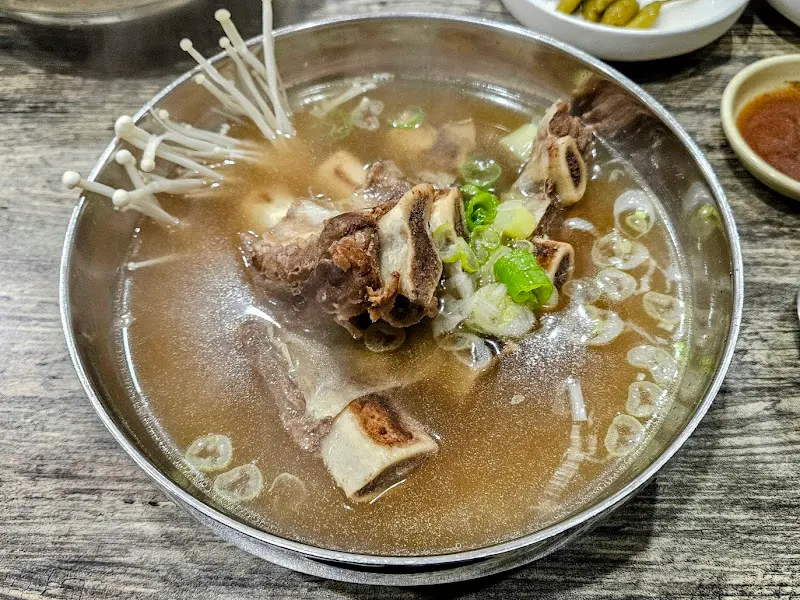 푸짐한 갈비탕 한 그릇