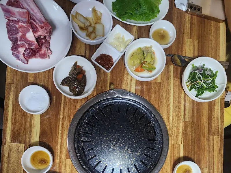 푸짐하게 차려진 밑반찬