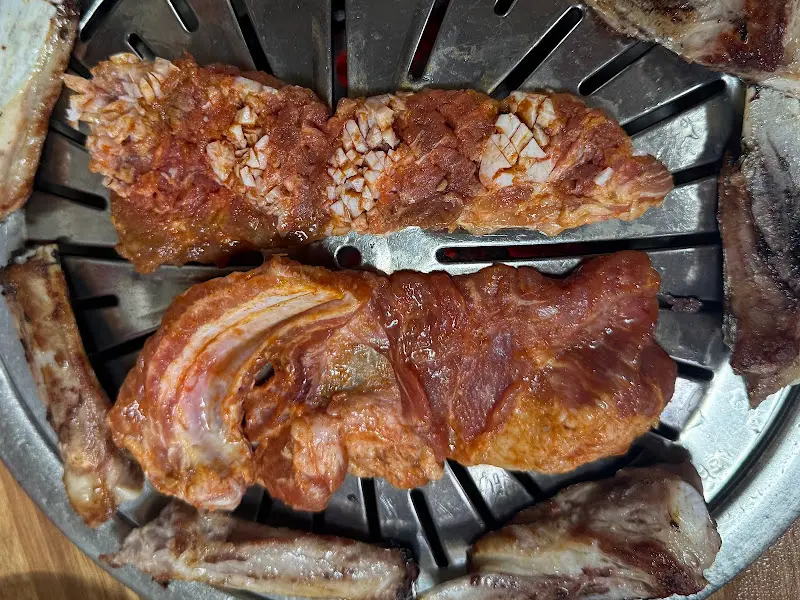 숯불 위에서 익어가는 생돼지갈비