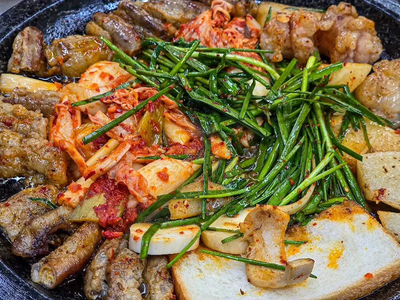 곱창, 김치, 부추의 조화